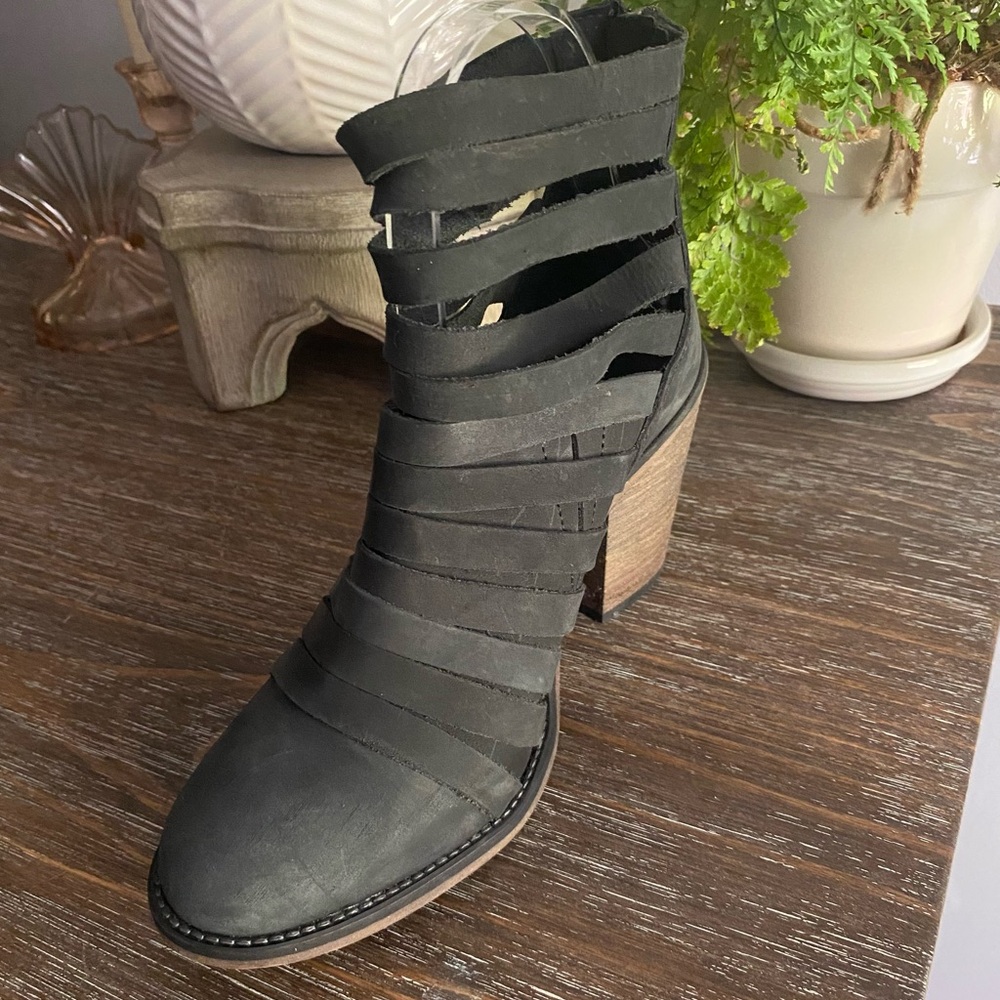 FREE PEOPLE Hybrid Strappy Leather Block Heel Ankle Boots Bootie 37 US7 Black - Picture 8 of 15